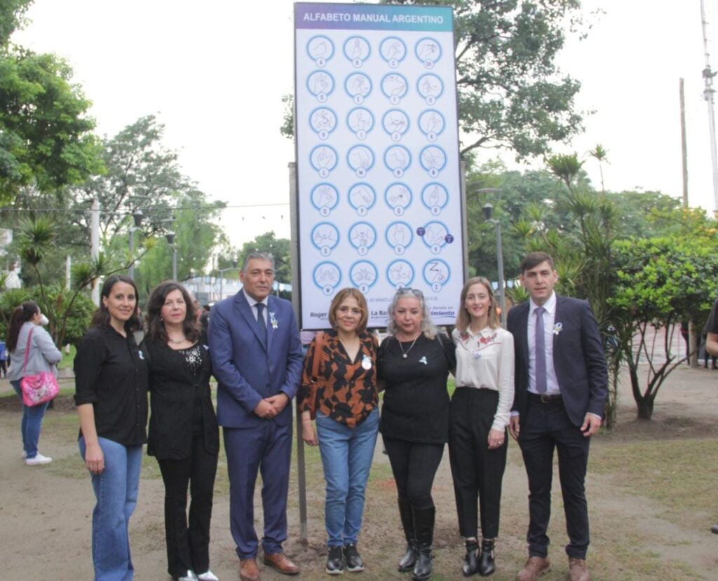 La Banda habilitó un cartel con el alfabeto de la Lengua de señas