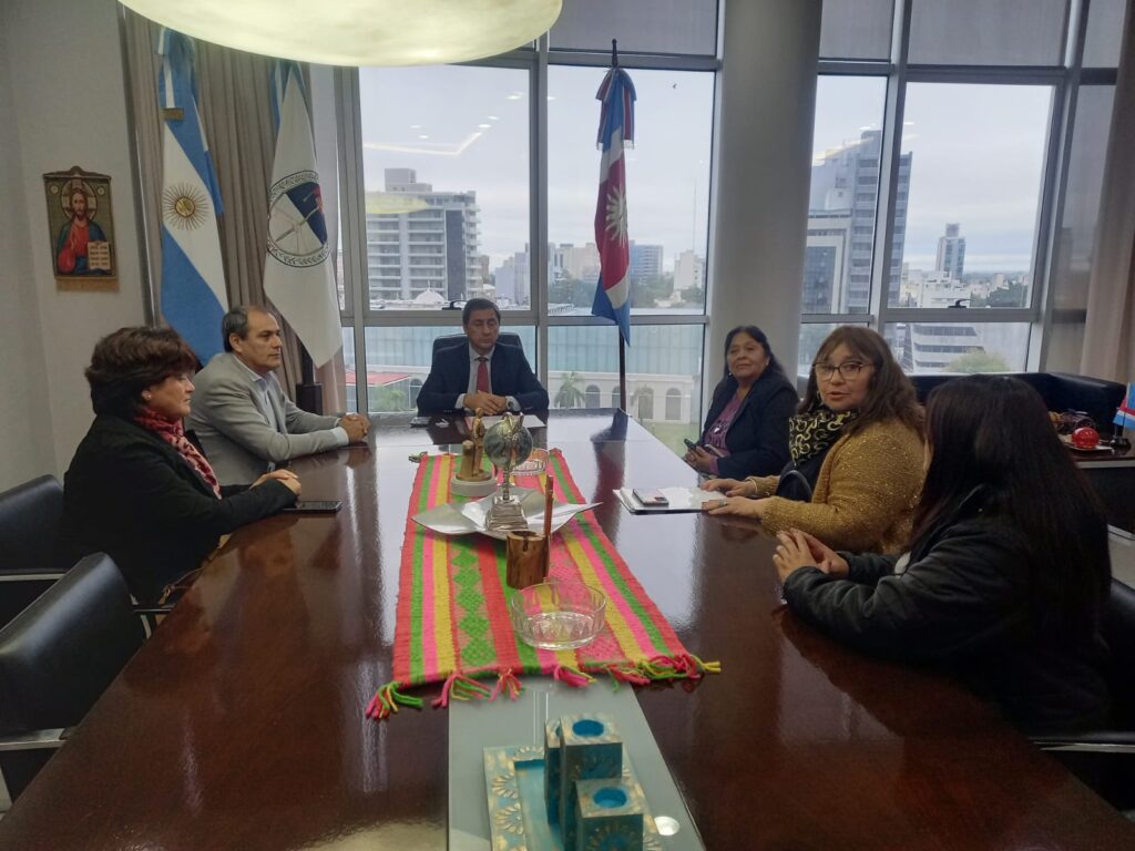 Provincia y comuna analizan inquietudes de instituciones educativas de Colonia El Simbolar