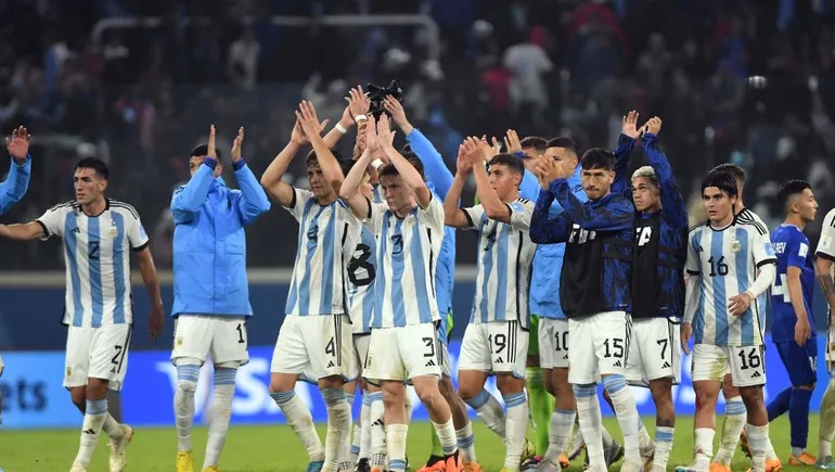 Argentina va por otro triunfo en Santiago que asegure su pase a octavos de final
