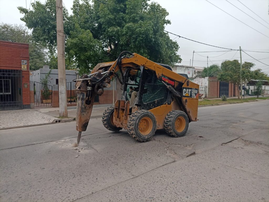 Ejecutan tareas de reparación en calles Alberdi y Santa Fe