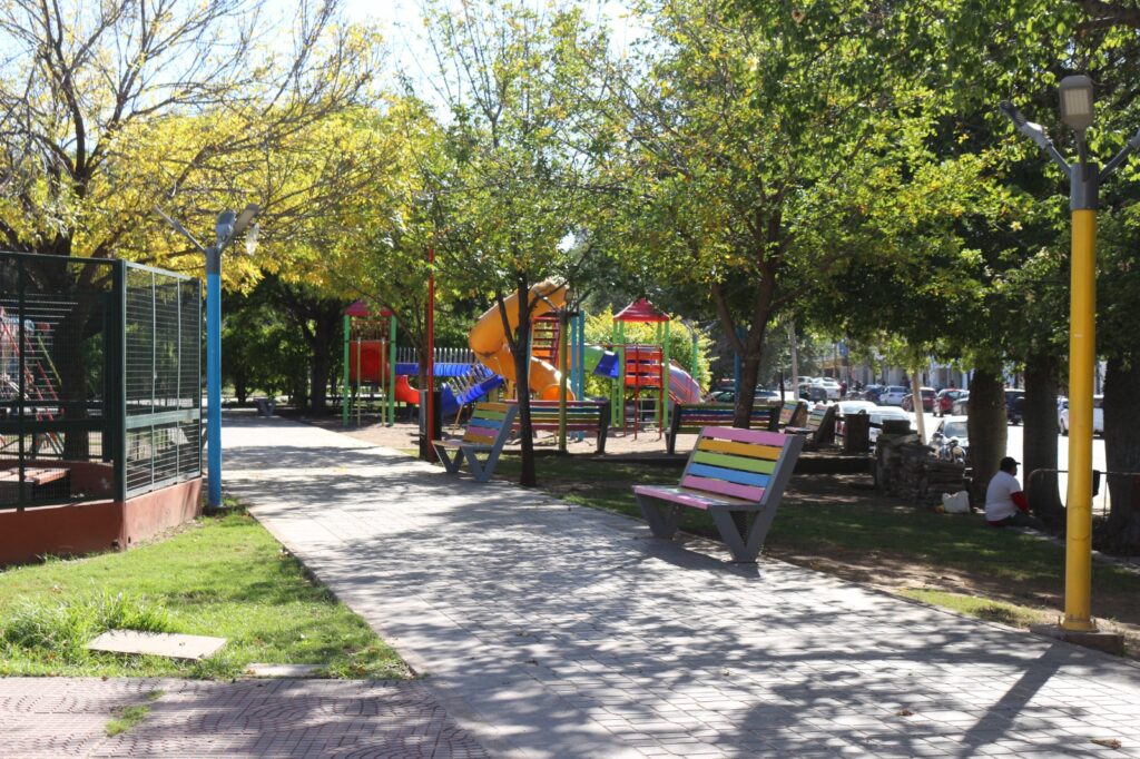 Frías: Reparan juegos en la Plazoleta de los Niños