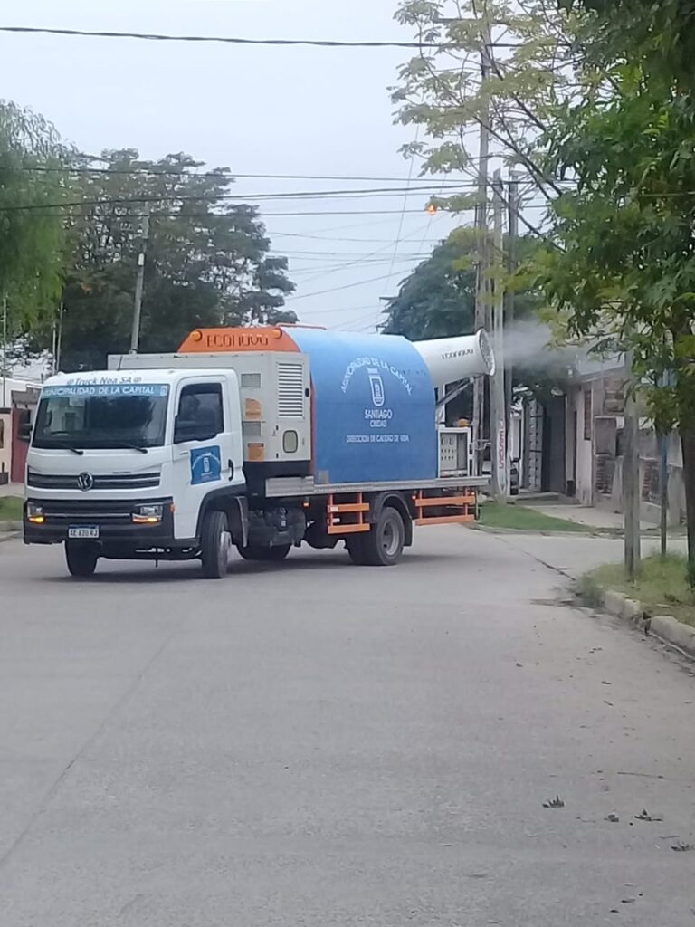 Las tareas de fumigación llegan a distintos barrios de la Capital