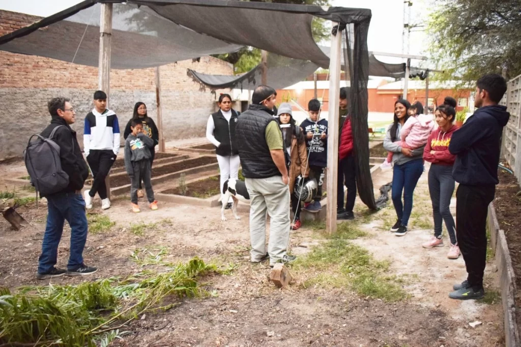 Añatuya: Inició un proyecto que capacitará a jóvenes emprendedores en producción de plantas y parquización