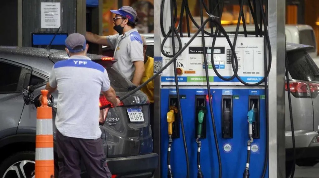 Golpe al bolsillo: así quedaron los precios de combustibles en Santiago