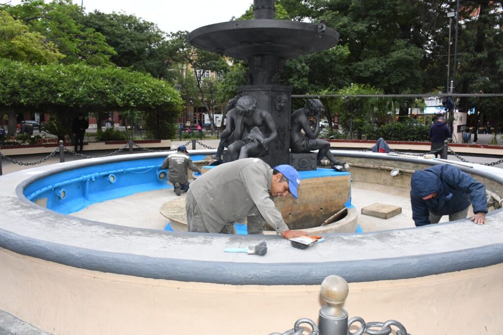 La Municipalidad ejecuta tareas de mantenimiento en la plaza Libertad
