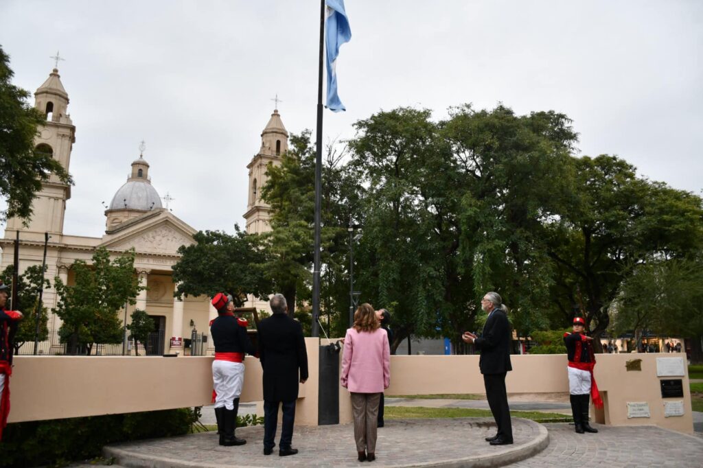 Recuerdan el Día de la Bandera con un acto en la plaza Libertad