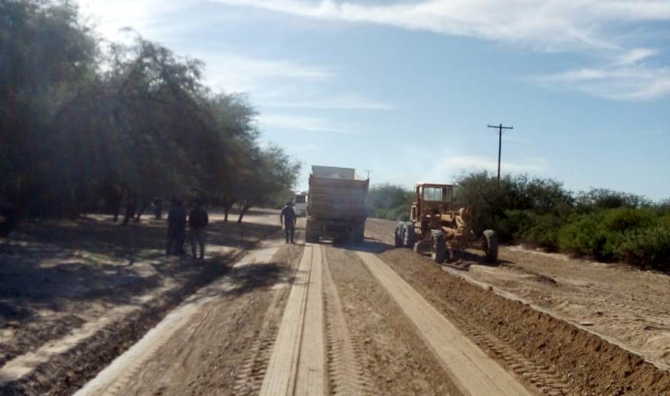 Trabajan en el enripiado de 9 kilómetros de caminos en Cañada Escobar