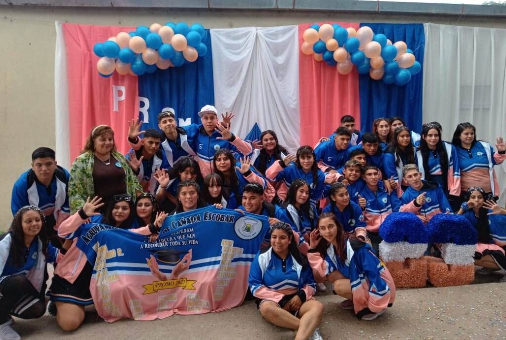 Colorida presentación de camperas de los alumnos del Agrupamiento 86.103 de Cañada Escobar