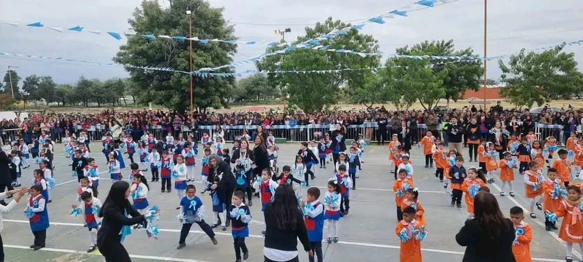 Emotiva promesa de cariño a la bandera de niños de Clodomira