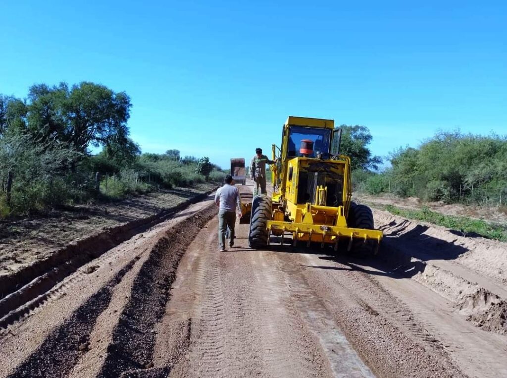 En Sumampa continúa el mejoramiento de caminos vecinales