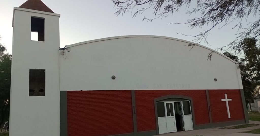 En Pinto avanzan con obras de refacción en la capilla San Cayetano y en espacios verdes