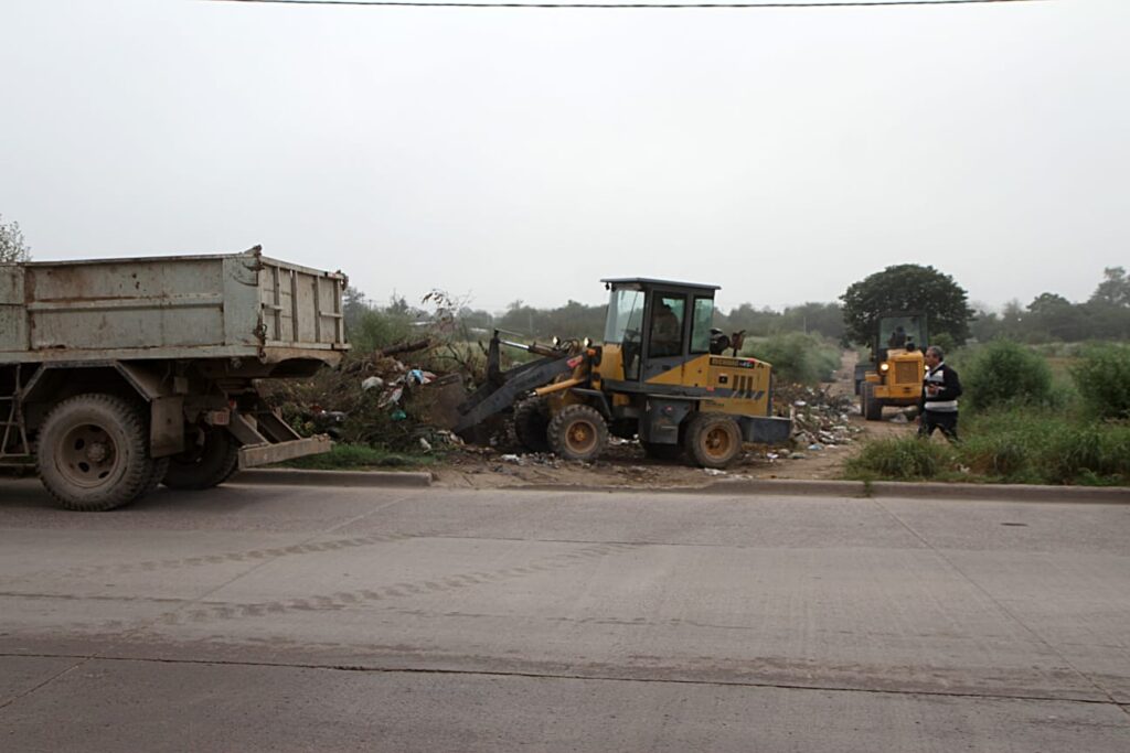 Ejecutan un importante operativo de limpieza en el barrio Río Dulce