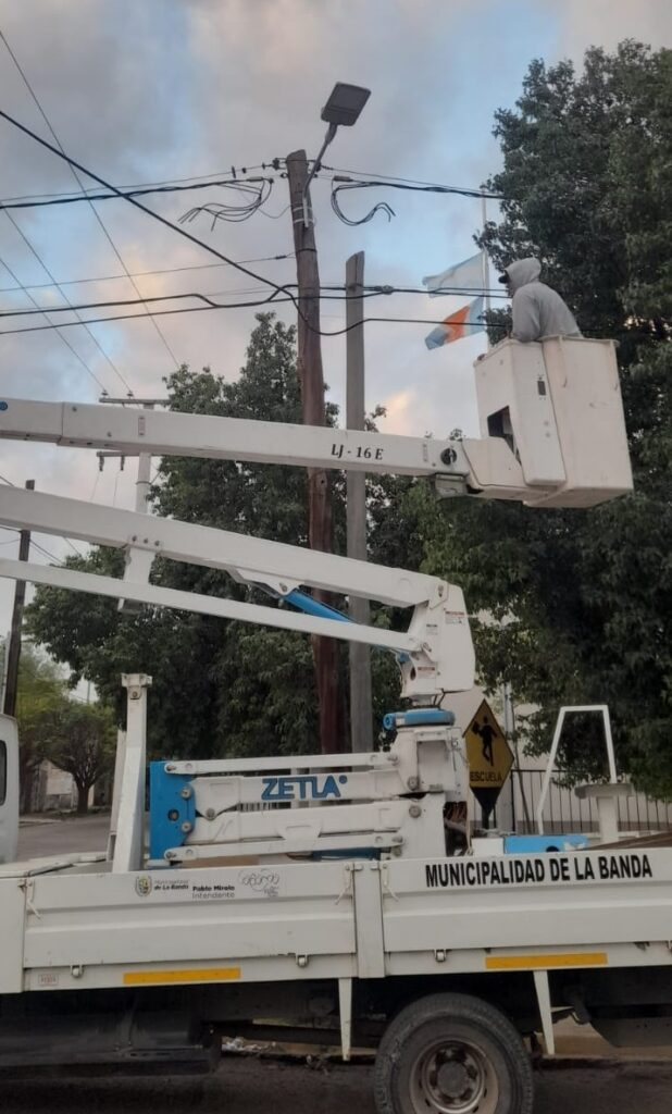 La Banda: Reponen luminarias LED que fueron robadas del alumbrado público