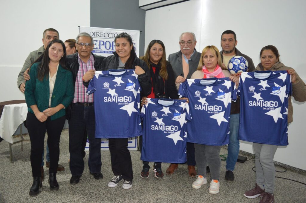 Entregan indumentaria a equipos de fútbol femenino de Loreto