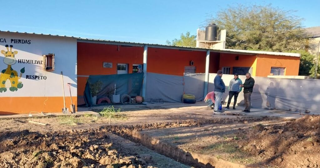 Ejecutan obras en dos jardines de infantes en Pinto