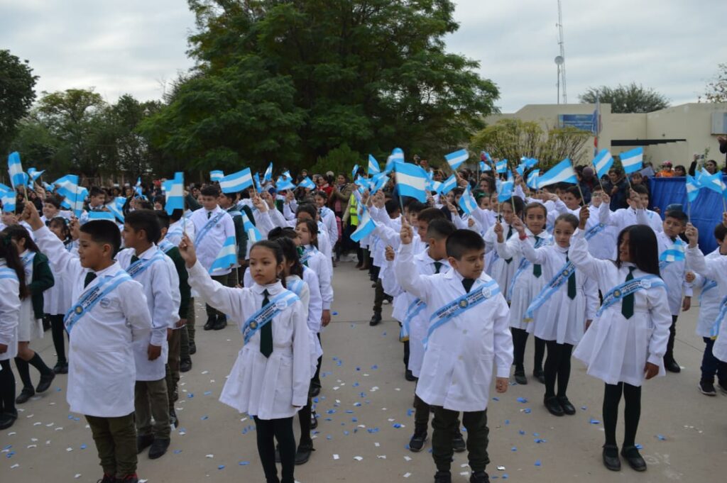 Loreto: Realizan emotivo acto por el día de la Bandera