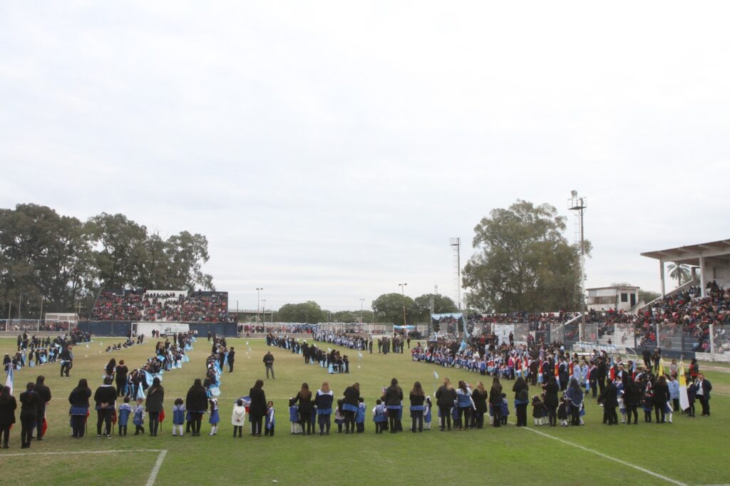 Cientos de niños bandeños prometieron cariño a la Bandera nacional