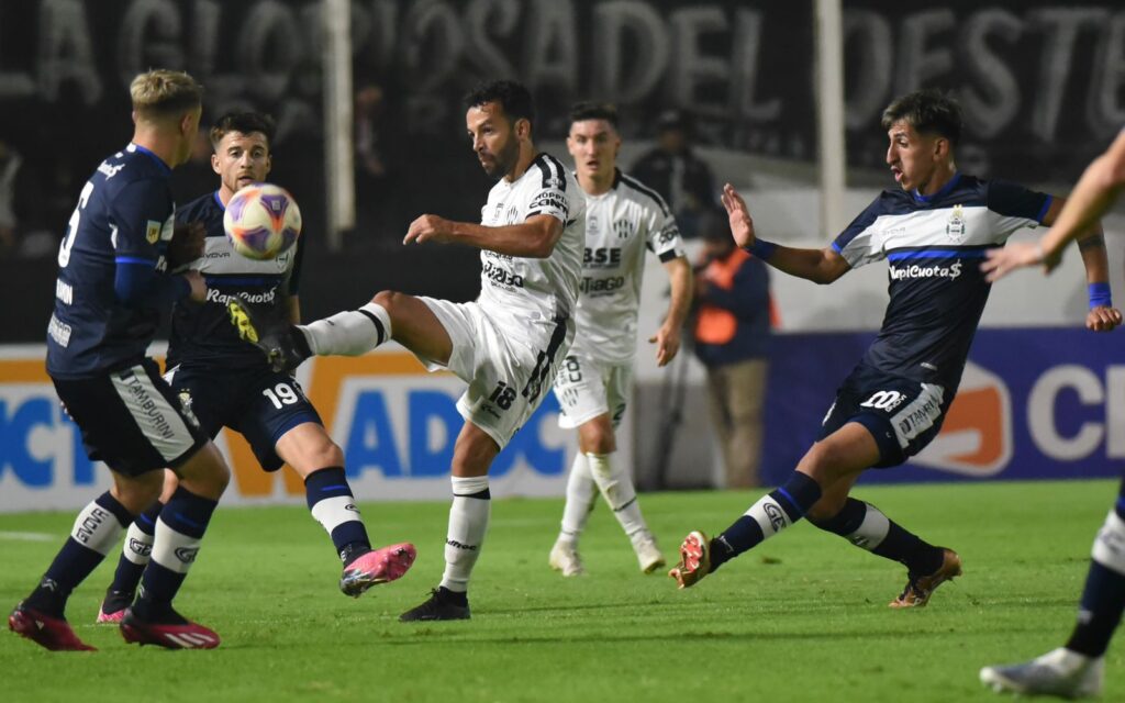 El Ferro y Gimnasia no se sacaron ventaja en el Oeste