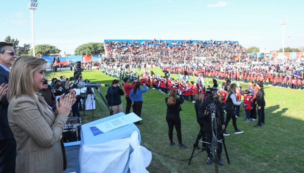 Alumnos de 26 jardines capitalinos realizaron la promesa de cariño a la bandera