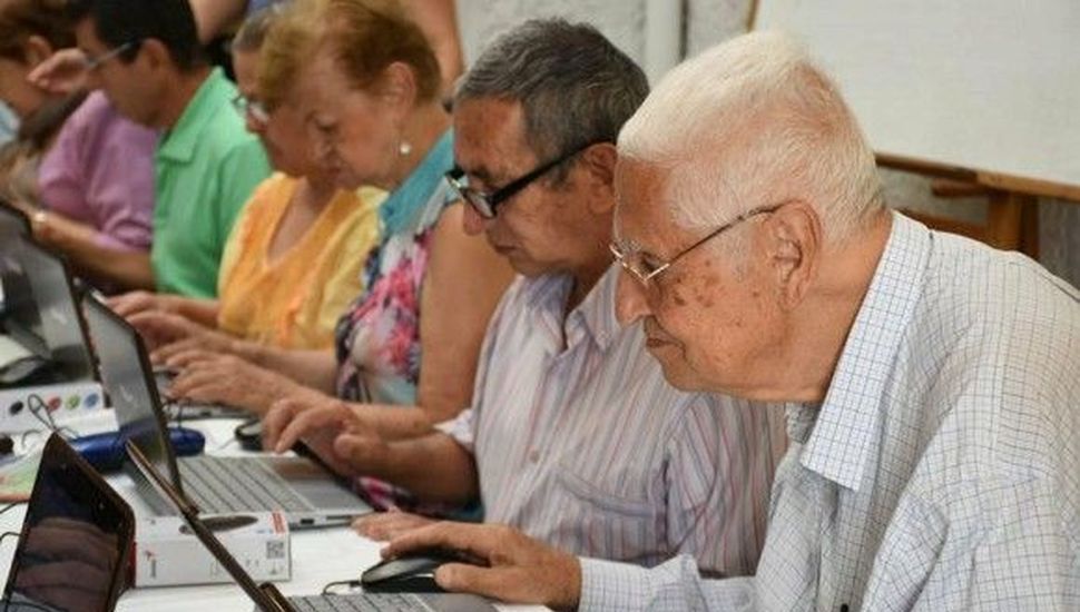 El Pami lanza un curso para que jubilados se defiendan de las estafas virtuales