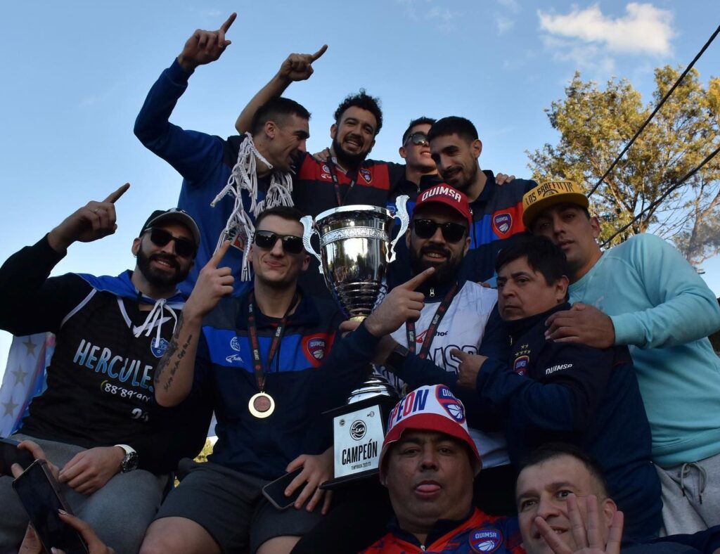¡Festeje campeón!: La caravana de Quimsa copó las calles de Santiago