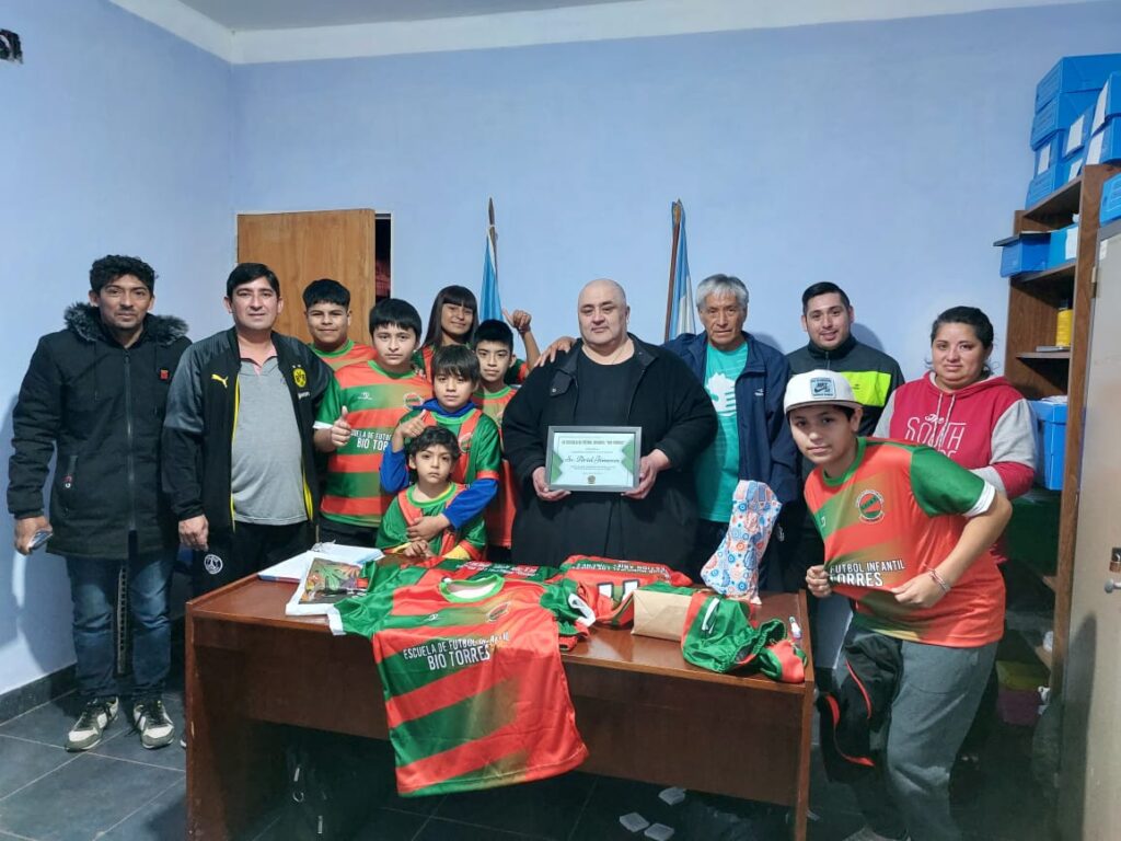 La comuna de Los Quiroga entregó indumentaria a una escuela de fútbol