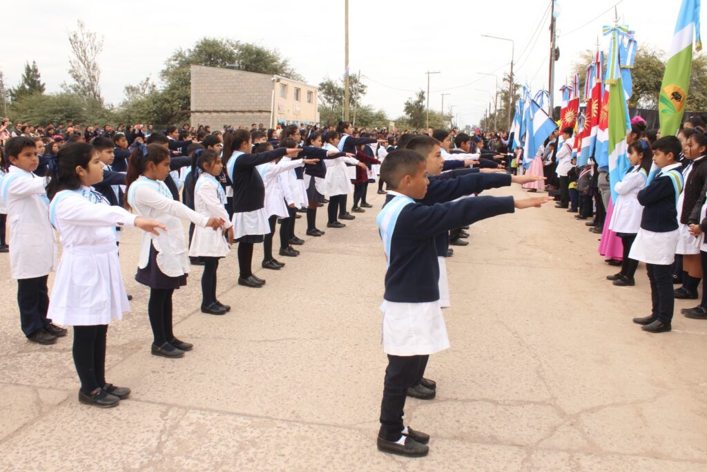 Estudiantes de escuelas de Colonia El Simbolar juraron lealtad a la bandera