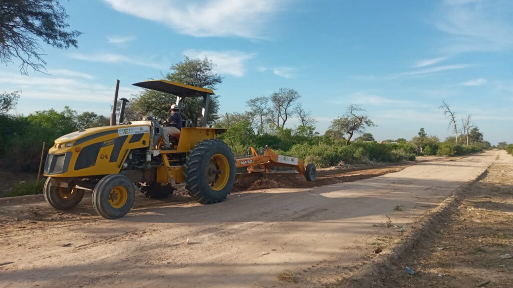 Ejecutan limpieza y mantenimiento en caminos vecinales en Colonia El Simbolar