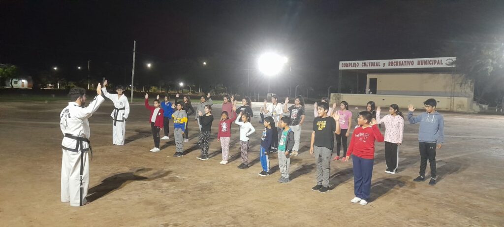 Inician clases de Taekwondo en Colonia Simbolar