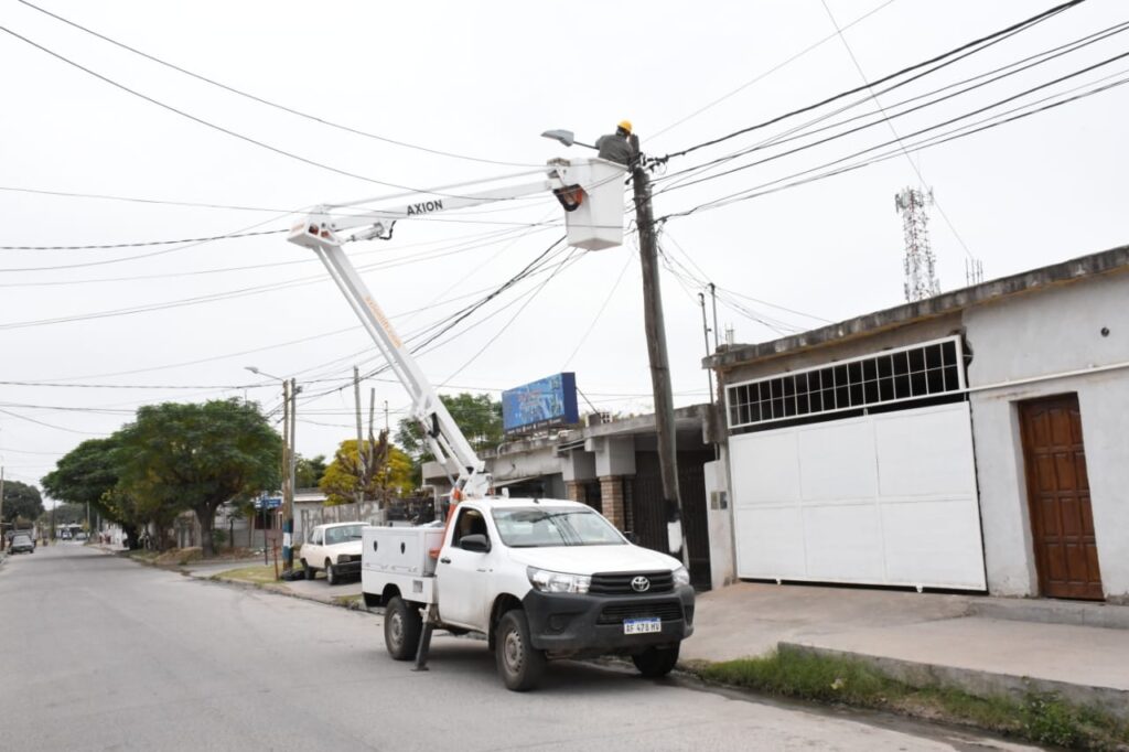 Capital: Instalan artefactos LED en el barrio Industria