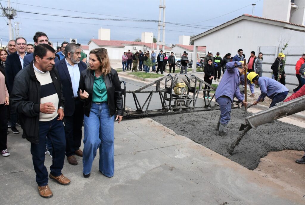 Capital: Pavimentan un total de 48 cuadras en los barrios Néstor Kirchner y Sixto Palavecino