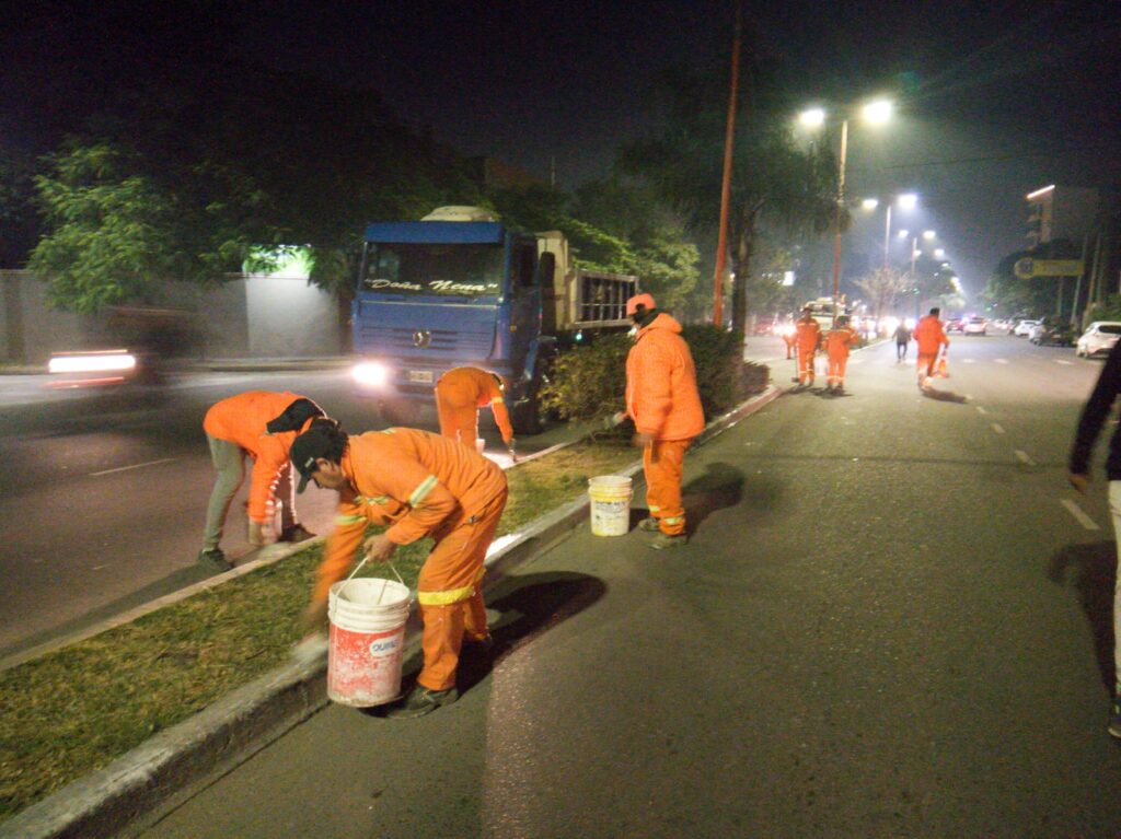 Cincuenta operarios trabajaron en la demarcación de la platabanda de la Av. Belgrano