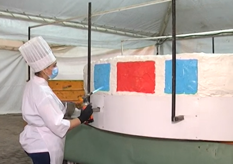 Pasteleros se suman a los festejos de Santiago con un alfajor de 1350 kilos Pasteleros se suman a los festejos de Santiago con un alfajor de 1350 kilos