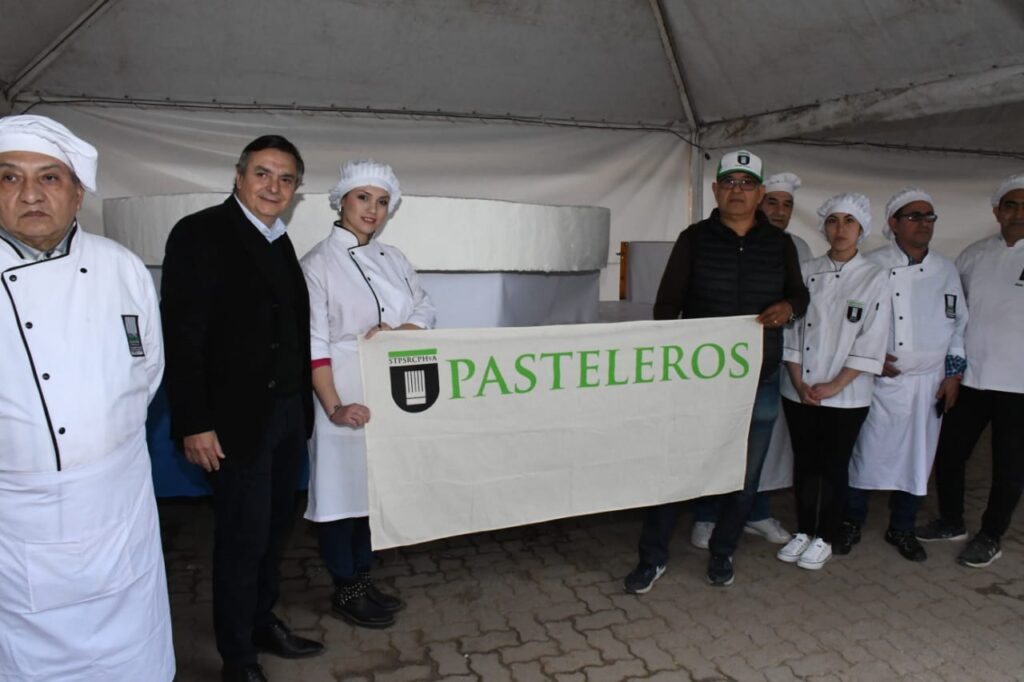 Pasteleros repartirán en el parque Aguirre un alfajor santiagueño de más de 1400 kilos Pasteleros repartirán en el parque Aguirre un alfajor santiagueño de más de 1400 kilos