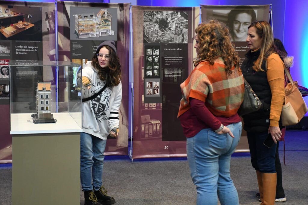 La muestra itinerante de Ana Frank abrió sus puertas en el Fórum