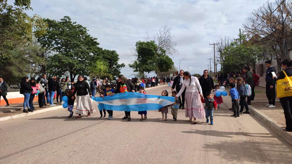 Las calles de La Cañada se tiñeron de celeste y blanco para celebrar la independencia argentina