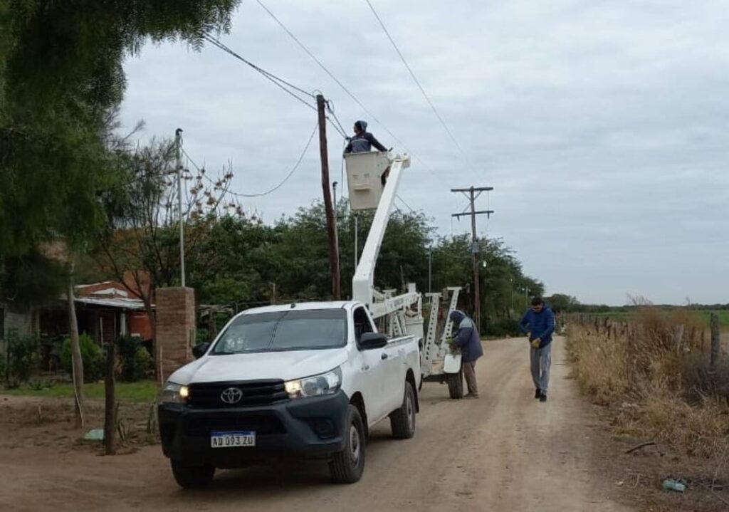 Amplían la red de alumbrado público para beneficiar a vecinos de Colonia Gamara Amplían la red de alumbrado público para beneficiar a vecinos de Colonia Gamara
