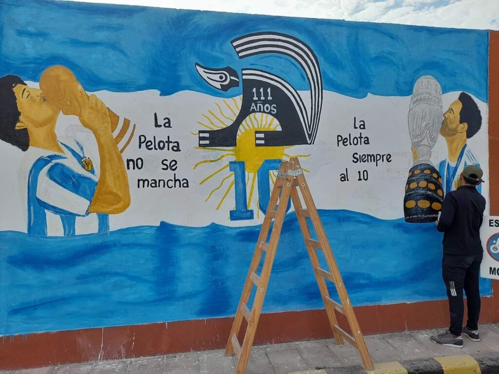 Pintan un mural de Maradona y Messi en la Terminal de Ómnibus de Añatuya
