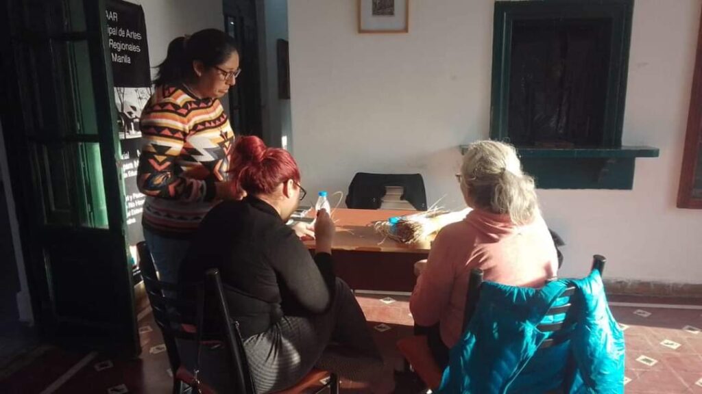 Dictan un taller de Cestería para promover el valor agregado de las artesanías regionales
