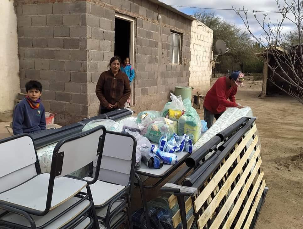 Asisten con alimentos, indumentaria y muebles a familias de Ramirez de Velazco