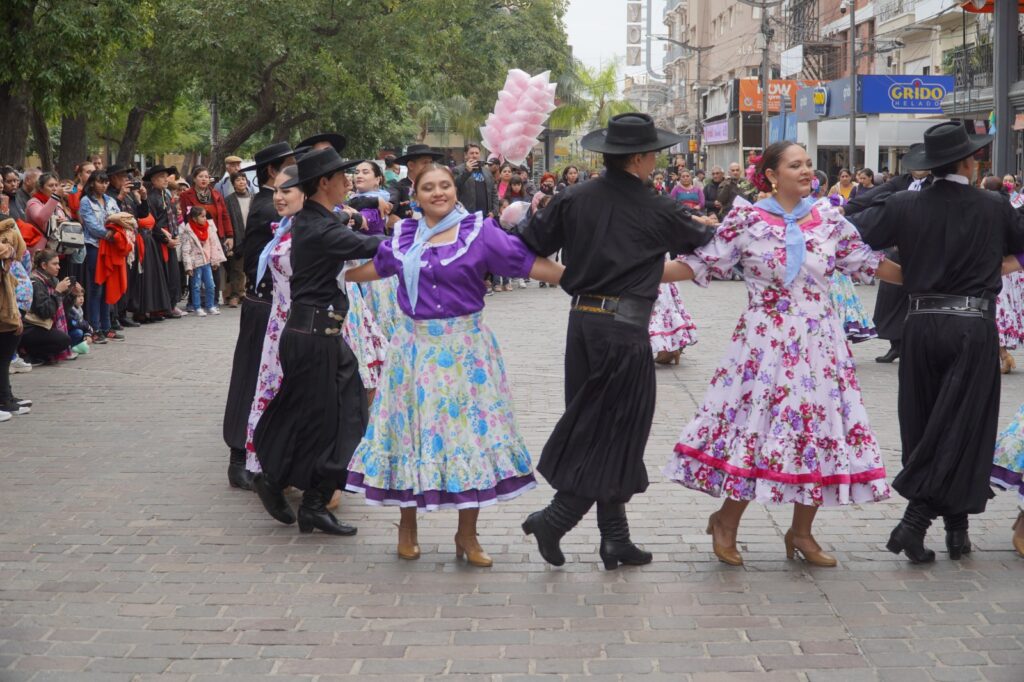 Cientos de bailarines honraron a la “Madre de Ciudades”