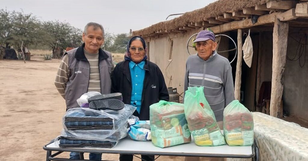 Pinto: Entregan kit con elementos de primera necesidad a adultos mayores