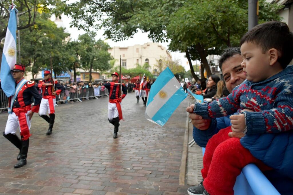 Santiago rindió homenaje a los hombres y mujeres que lucharon por el nacimiento de la Patria