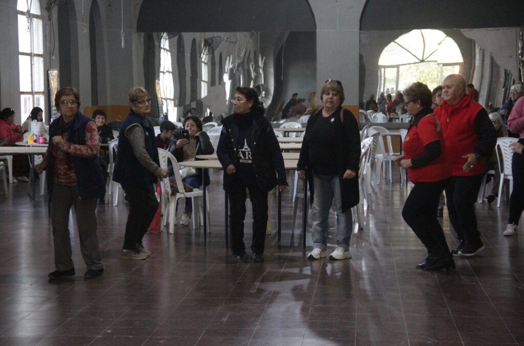 Adultos mayores vivieron una jornada de baile y recreación