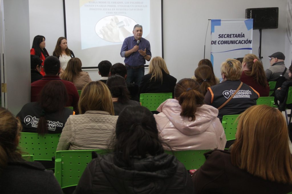 Municipales reciben curso de oratoria para optimizar la atención y comunicación con el vecino