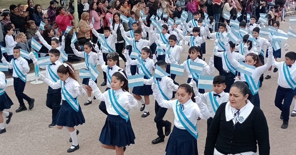 Pinto conmemoró el Día de la Independencia con un acto comunitario