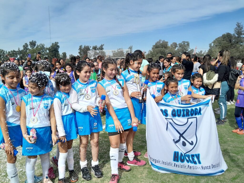 El hockey llena de orgullo y alegría a la comunidad de Los Quiroga