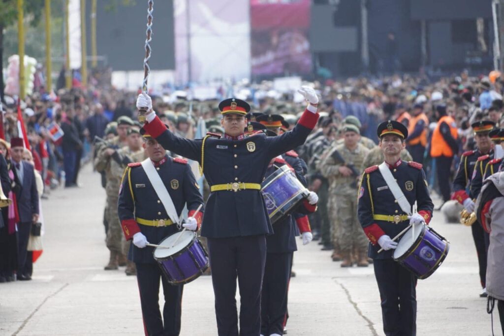 Con un desfile cívico militar se realiza el acto oficial por el 470º aniversario de Santiago Con un desfile cívico militar se realiza el acto oficial por el 470º aniversario de Santiago