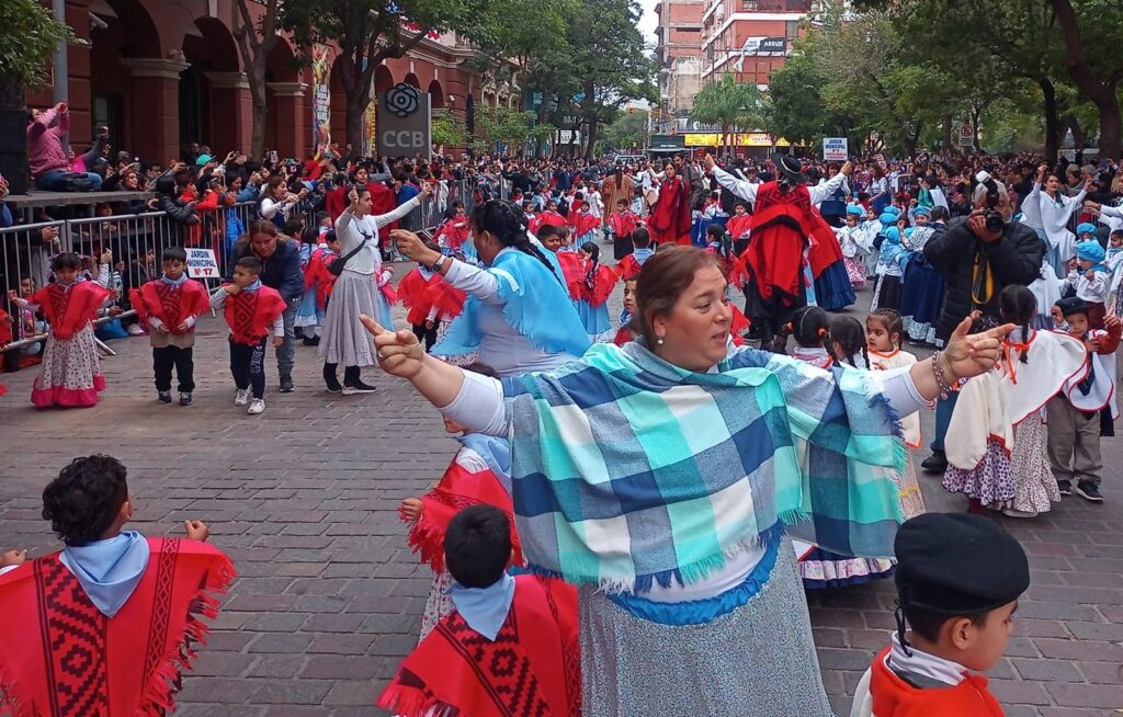 Los jardines municipales le pusieron color al “Santiago Baila 2023”