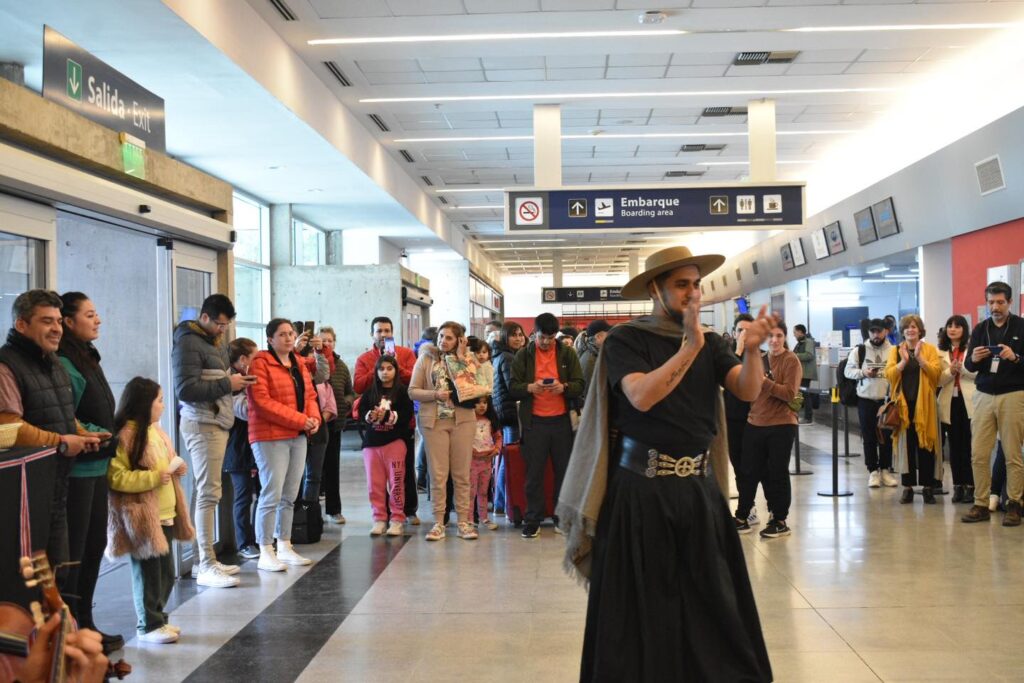 Sorprenden a turistas en el aeropuerto con chacareras y comidas típicas